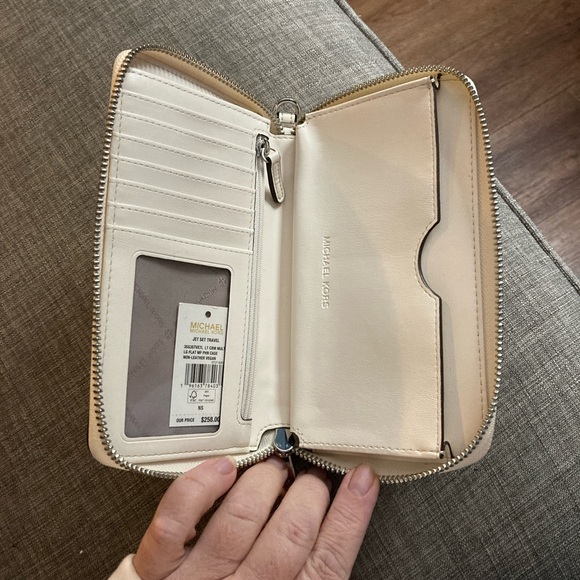 Michael Kors Jet Set Travel Wallet - Picture 3 of 7